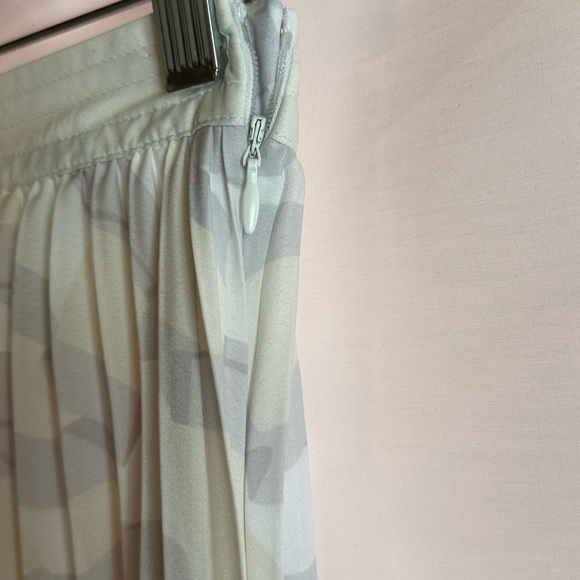 Tommy Hilfiger Adaptive Chiffon Pleated Skirt. Size XS - Picture 2 of 9